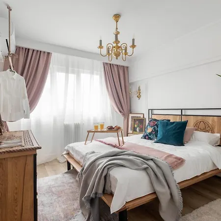Eclectic 3 Bedroom Calea Victoriei By Urbanesq דירה