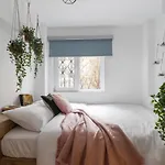 Eclectic 3 Bedroom Calea Victoriei By Urbanesq * Bukarest